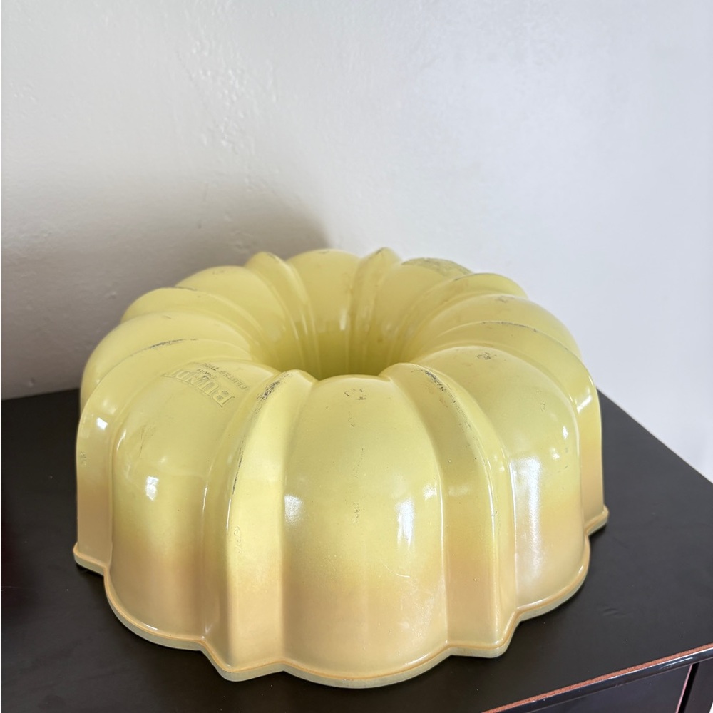 Bundt Pan . Heavy duty aluminum cake pan. 10”
